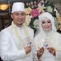 Nuri Maulida dan Pandu Kesuma Dewangsa Menunjukkan Buku Nikah