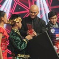 Deddy Corbuzier Serahkan Trofi pada Rismawanda