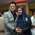 Oki Setiana Dewi Ditemani oleh Suami