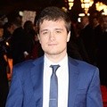 Josh Hutcherson Kenakan Setelan Biru