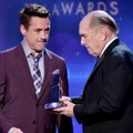 Robert Downey Jr. Berikan Piala Hollywood Supporting Actor Award pada Robert Duvall
