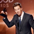 Benedict Cumberbatch Raih Piala Hollywood Actor Award