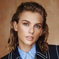 Taylor Swift Bergaya '80-an di Majalah Wonderland Edisi Desember 2014