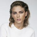 Taylor Swift Berubah dengan Riasan Alis Tebal