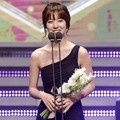Jin Se Yeon Raih Piala Popular Star Award