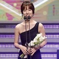 Jin Se Yeon Raih Piala Popular Star Award