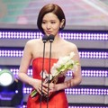 Kim Yoo Ri Raih Piala Best Dresser Award