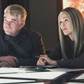 Plutarch dan Presiden Alma Coin di Film 'The Hunger Games: Mockingjay, Part 1'