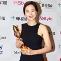 Honey Lee Raih Piala Popularity Awards