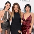 Kendall Jenner, Khloe Kardashian dan Kylie Jenner di Red Carpet American Music Awards 2014