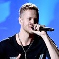 Dan Reynolds dari Imagine Dragons Tampil di American Music Awards 2014