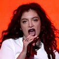 Lorde Tampil dengan Gaya Cueknya