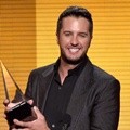 Luke Bryan Raih Piala Favorite Country Male Artist