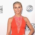 Julianne Hough Hadiri American Music Awards 2014