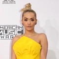 Rita Ora Kenakan Gaun Kuning Menyala
