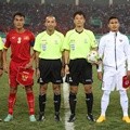 Kapten Vietnam dan Indonesia Berpose Sebelum Pertandingan Dimulai