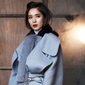 Jung Hye Young Kenakan Mantel Berwarna Biru