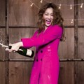 Lee Sung Kyung Bermain dengan Botol Champagne