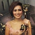 Ayu Ting Ting Raih Trofi Kisah Hidup Tersilet 2014