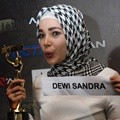 Dewi Sandra Raih Trofi Silet Spesial Awards 2014