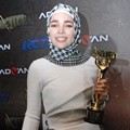 Dewi Sandra Raih Trofi Silet Spesial Awards 2014
