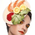 Topi dengan Hiasan Bentuk Udang Segar
