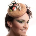 Topi dengan Hiasan Seporsi Sushi