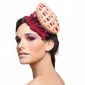 Topi dengan Hiasan Bentuk Kue Pie Berry