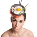 Topi dengan Hiasan Telur Mata Sapi di Atas Penggorengan