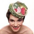 Topi dengan Bentuk Sepiring Salad Sayur Segar