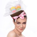 Topi dengan Hiasan Sekotak Macaroon Manis
