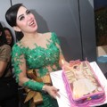Syahrini Pamerkan Kue Ulang Tahun PLC yg ke-4