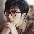 Jung Il Woo Pakai Kacamata di Pemotretan untuk bnt International