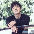 Jung Il Woo Berpose di Atas Mobil Klasik
