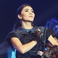 Indah Dewi Pertiwi Serba Hitam di Jakarta Music Festival 2014