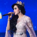 Cantiknya Syahrini Tampil Kenakan Mahkota