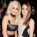 Rita Ora dan Cara Delevingne di British Fashion Awards 2014