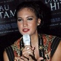 Nadine Chandrawinata di Gala Premier 'Danau Hitam'
