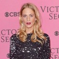 Poppy Delevingne di Pink Carpet Victoria's Secret Fashion Show 2014