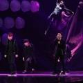 EXO Tampil Nyanyikan Lagu 'Tell Me What Is Love'