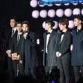 EXO Raih Piala Best Male Group