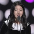 IU Raih Piala Best Female Artist