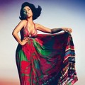 Nicki Minaj Kenakan Gaun Warna-Warni