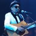 Glenn Fredly Saat tampil di 'Trio Lestari Show Musical Concert 2014'