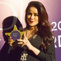 Olla Ramlan Raih Piala Sexiest Mom