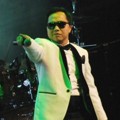 Sandhy Sondoro Saat Tampil di 'Trio Lestari Show Musical Concert 2014'