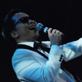 Sandhy Sondoro Saat Tampil di 'Trio Lestari Show Musical Concert 2014'