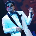 Tompi Saat Tampil di 'Trio Lestari Show Musical Concert 2014'