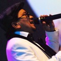 Tompi Saat Tampil di 'Trio Lestari Show Musical Concert 2014'