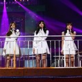 A Pink Tampil Nyanyikan Lagu 'LUV'